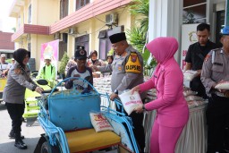 Kapolres Pasuruan Berikan Zakat Fitrah Kepada Tukang Becak dan Anak Yatim