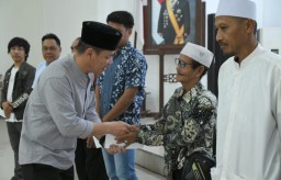 Bupati Kayong Utara Hadiri Silaturahmi Ramadhan dan Serahkan Insentif Penyuluh Agama Non-ASN