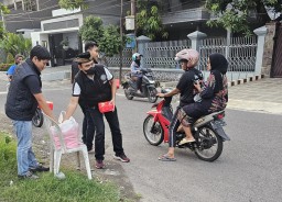 Satresnarkoba Polres Pelabuhan Tanjung Perak Bagikan Takjil dan Edukasi Bahaya Narkoba di Surabaya