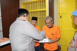 Sambangi Ruang Tahanan, Kapolres Pelabuhan Tanjung Priok, Berikan Menu Berbuka Puasa &amp; Takjil.