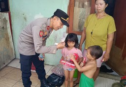 Polisi Peduli: Berikan Sembako dan Periksa Kesehatan Anak Yang Ditemukan Di Pasar Induk Kramatjati.