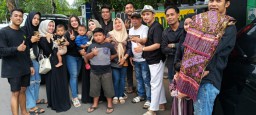 Keluarga Puput Phesek dan DJ Rania Serta DJ Baim Bur Tabur Bagi Bagi Takjil Jelang Ramadhan Berakhir