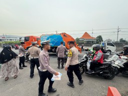 Polsek Krembangan Bagikan 150 Paket Takjil Untuk Warga di Bulan Ramadan