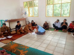 Pemerintah Desa Ujung Jaya Berikan Insentif Kepada Ketua RT, RW, Guru Ngaji Kader Posyandu dan LKD Jelang Idul Fitri