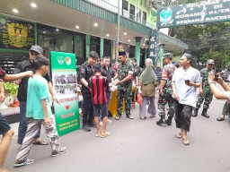 RAKYAT Bersama TNI, Cinta Kita ABADI, Pgs Danramil 01/Tamansari Mayor Cpl Reka Kurniawan, S.I.P Pimpin Langsung Pembagian Takjil Gratis