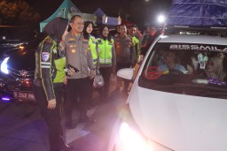 Kapolresta Tangerang dan Kasat Lantas Himbau agar Tertib Berlalu Lintas kepada Pemudik di Rest Area Tol KM 43*