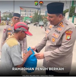 Ramadhan Berbagi Keberkahan, Kapolres Bagikan Sembako Dan Himbauan Mudik Aman Keluarga Nyaman Dan Hotline 110.