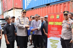 Kapolres berikan Bansos dan Sosialisasikan Tips Mudik Aman, Keluarga Nyaman, Hotline Mudik 110, Berantas Preman Kedok Ormas.