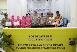 Kapolres Pelabuhan Tanjung Priok, Lakukan Pengecekan Dan Berikan Bingkisan Kepada Personel Pos Pam Dan Pos Yan Mudik Lebaran.