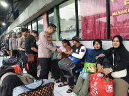 Kapolsek Ciracas Bagikan Takjil Untuk Pemudik Di Terminal Terbus Kp. Rambutan.