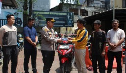 Kapolsek Tambora Menyerahkan Kendaraan Bermotor Yang Hilang Kepada Pemiliknya
