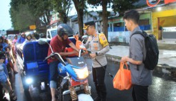 Bagi Kebahagiaan di moment Ramadhan Kapolres Bondowoso Bagi Takjil