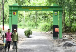 Wow Megahnya,,! Warga Desa Gunosari Kini Punya Gerbang Spektakuler Berkat TMMD ke 123