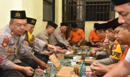 Kapolres Berbagi Makanan dan Berbuka Puasa Bersama Para Tahanan di Rutan Mapolres
