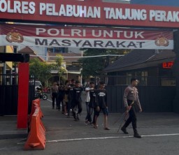 Sat Samapta Polres Pelabuhan Tanjung Perak Amankan 11 Remaja Hendak Tawuran