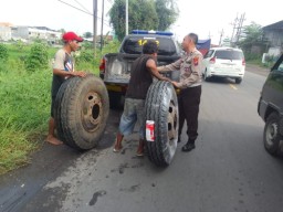 Salut, Pak Polisi ini Bantu Sopir Truk Ganti Ban di Tengah Padatnya Lalin Gresik