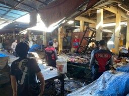 Si Jago Merah Hanguskan Dua Blok Toko di Pasar Mentigi, Gercep Polsek Nusa Penida dan Damkar Padamkan Api