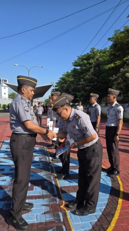 Setingkat Lebih Tinggi, Lapas Narkotika Kelas IIA Pamekasan Gelar Upacara Penyematan Kenaikan Pangkat Pegawai