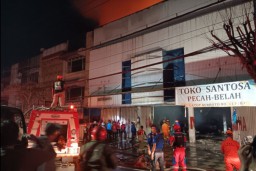 Malam Mencekam di Malang ! Api Lahap Gudang Pecah Belah, Merambat ke 5 Ruko Sekitar
