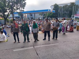 Polisi Amankan Sholat Idul Fitri 1446 H di Wilayah Cipayung, Jakarta Timur.