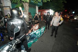 Polrestabes Surabaya Amankan Belasan Remaja Konvoi Tutup Jalan Saat Malam Takbir*