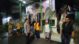 Patroli Biru Polsek Tambora Satroni Pemukiman Warga Yang Ditinggal Mudik.