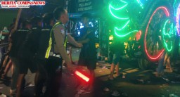 Wujud Pelayanan, Petugas Lantas Polres Sampang Bantu Dorong Dekor Peserta Festival Daol Combo 2025