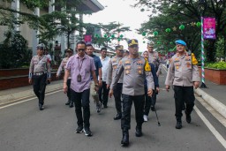 Kapolres Metro Jakarta Timur Tinjau Pengamanan TMII Saat Libur Lebaran.