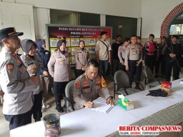 Wakapolres Metro Jakarta Timur Tinjau Kesiapan Personel Di Posyan Stasiun Jatinegara Untuk Arus Balik Lebaran 2025.