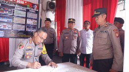 Kapolres Metro Jakarta Timur Tinjau Pos Pengamanan Kolong Cacing, Pastikan Kesiapan Arus Balik Lebaran.