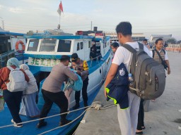 Polri Melayani Sepenuh Hati Personel Pos Yan Kali Adem Lakukan Pengamanan dan Bantu Penumpang Naik Kapal.