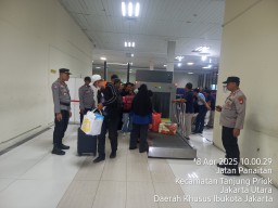 Polres Pelabuhan Tanjung Priok Laksanakan Pengamanan Dan Pelayanan Penumpang Kapal KM. Bukit Raya.