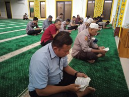 Perkuat Mental dan Spiritual Anggota, Polres Metro Jakarta Timur Gelar Pembacaan Yasin dan Tahlil di Masjid Jannatullah.