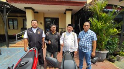 Unit Reskrim Polsek Tambora Melakukan Giat Penyerahan Kendaraan Bermotor Kepada Pemiliknya.