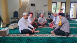 Safari Religi Bhabinkamtibmas Makasar: Jalin Silaturahmi dan Jaga Kamtibmas Melalui Sholat Jum'at.