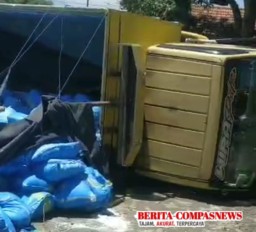 Alami Pecah Ban, Truk Bermuatan 10 Ton Garam Terguling di Jalan Diponegoro Sampang