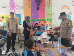 Polsek Ciracas Kawal Penyaluran Makanan Bergizi Gratis untuk Ribuan Siswa di Susukan.