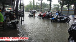 Warung Kopi Tempat Nongkrong Wartawan Terendam Banjir