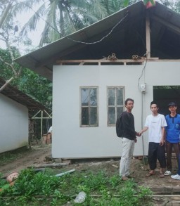 PJ Kepala Desa Sumurbatu Bangun Rumah Untuk Warga Tidak Mampu Kecamatan Cikeusik