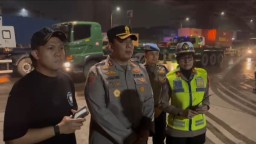 Polres Priok-Ditlantas Polda Metro Berjibaku Atasi Macet Akibat Lonjakan Truk Peti Kemas.