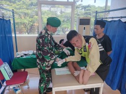 Dandim 0503/JB, Kolonel Kav Sigit Dharma Wiryawan, S.H. dampingi Danrem 052/Wijayakrama, Brigjen TNI Zulhadrie S. Mara, M.Han Hadiri Khitanan Massal Gratis