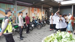 Amankan Ibadah Paskah, Polres Bangkalan Siagakan Personel di Gereja Paroki Maria Fatima