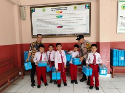 Polsek Cakung Kawal Program Makan Bergizi di Kelurahan Penggilingan, 3.127 Siswa Terima Manfaat.
