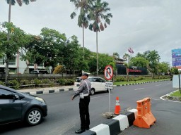 Polres Bandara Ngurah Rai Intensifkan Pengaturan Lalin Pagi Hari Untuk Atasi Kemacetan