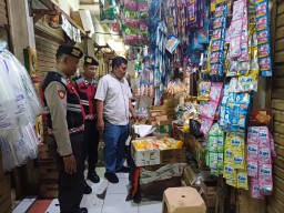 Harga Sembako di Pasar Palmeriam Masih Stabil, Polisi Lakukan Pemantauan Rutin.