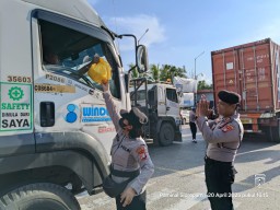 Polres Pelabuhan Tanjung Priok memberikan sembako ke sopir.