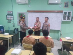 Polisi Sampaikan Penyuluhan Bahaya Kenakalan Remaja di SMK Mardhika Jakarta Timur.