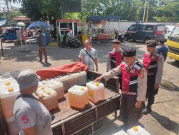 Polsek Matraman Pantau Harga Sembako di Pasar Palmeriam, Jakarta Timur.