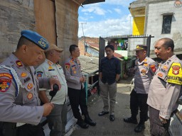 Kapolsek Jatinegara Gelar Patroli Mobile dan Sambang Dialogis di Pasar Deprok, Antisipasi Tawuran Warga.