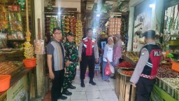 Polsek Matraman Pantau Stabilitas Harga Sembako di Pasar Palmeriam.